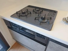 【埼玉県/越谷市大字蒲生】朝日パリオ越谷南I キッチン：三口コンロ