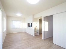 【埼玉県/三郷市半田】エフローレ新三郷 216 リビング・ダイニング