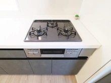 【埼玉県/三郷市半田】エフローレ新三郷 216 キッチン：三口コンロ