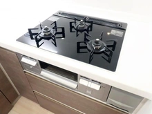 【千葉県/松戸市新松戸】アムフラット新松戸 キッチン：三口コンロ