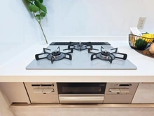 【千葉県/松戸市新松戸】サンライトパストラル六番街A棟 キッチン：三口コンロ