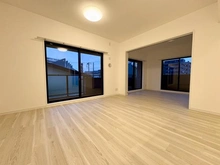 【埼玉県/吉川市大字保】レーベンハイム吉川グランスクエア リビング・ダイニング：（右）洋室