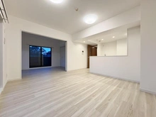 【埼玉県/吉川市大字保】レーベンハイム吉川グランスクエア リビング・ダイニング：（奥）洋室