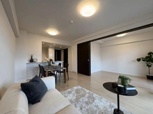 【埼玉県/越谷市レイクタウン】アクアステージグランアルト越谷レイクタウン リビング・ダイニング：（右）洋室