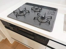 【埼玉県/三郷市早稲田】アミティ三郷早稲田6 1-2号棟 キッチン：三口コンロ