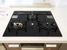 【埼玉県/三郷市さつき平】パークフィールドみさと5街区 1号館 キッチン：三口コンロ