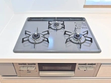 【千葉県/松戸市根本】クリオ松戸伍番館 キッチン：三口コンロ