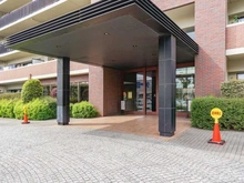 【埼玉県/越谷市大字西方】ガーデン・シンフォニー新越谷 A棟 アプローチ