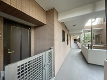 【埼玉県/吉川市きよみ野】ウッドパーク吉川きよみ野 C棟 共用部：玄関