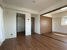 【埼玉県/越谷市蒲生南町】ライオンズマンション越谷南 リビング・ダイニング：奥：洋室