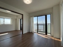 【埼玉県/越谷市蒲生南町】ライオンズマンション越谷南 リビング・ダイニング：奥：洋室