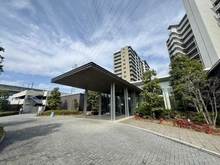 【千葉県/流山市おおたかの森東】オーベルグランディオおおたかの森 ガーデンコートB棟 アプローチ