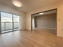 【千葉県/船橋市高根台】ペルル船橋高根台 LDK：LDK横スライドドア開放時