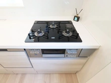 【千葉県/八千代市勝田台南】勝田台ファミリーハイツ K棟 キッチン：三口コンロ