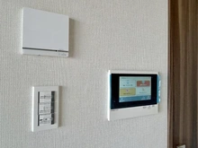【千葉県/千葉市中央区中央】エクセレントザタワー 床暖房（左）インターホン（右）