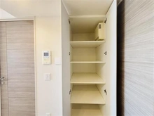 【東京都/江東区扇橋】クレヴィア住吉 収納：各洋室他にリビングにも収納がございます！