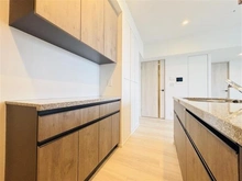 【千葉県/千葉市美浜区若葉】幕張ベイパーク　ライズゲートタワー キッチン：オプションの吊戸棚です