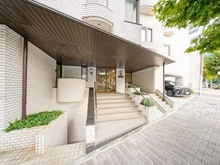 【東京都/渋谷区神宮前】クラウン青山 アプローチ