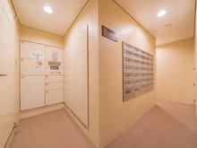 【神奈川県/川崎市中原区北谷町】コスモ平間ロイヤルフォルム 宅配BOX：左：宅配ボックス 右：郵便ボックス