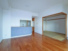 【神奈川県/海老名市河原口】ベルドゥムール海老名弐番館  リビング・ダイニング：（奥）和室