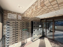 【神奈川県/座間市広野台】相武台ニューハイツ メールBOX：奥：宅配ボックス