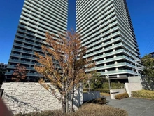 【神奈川県/海老名市扇町】グレーシアタワーズ海老名  イー スト 敷地内：右側