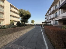 【神奈川県/厚木市岡田】厚木リバーサイド8号棟 アプローチ