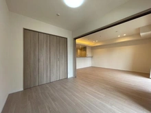 【神奈川県/大和市中央林間】プラウディア中央林間 洋室：（右）リビングダイニング