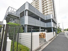 【神奈川県/座間市緑ケ丘】レーベンハイム緑ヶ丘エアーズ 駐車場：手前：ゴミ置場