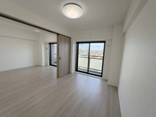 【神奈川県/大和市下鶴間】つきみ野ガーデニアII 洋室：（左）リビングダイニング