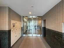 【東京都/町田市能ヶ谷】レクセルプラザ鶴川 エントランス：左側：宅配BOX
