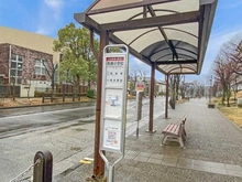 【東京都/稲城市長峰】長峰杜の3番街 1号棟 バス停（現地より約20m）：バス停「長峰小学校 」
