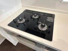 【神奈川県/座間市相模が丘】エステ・スクエア小田急相模原ステージV キッチン：三口コンロ