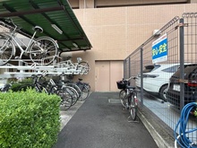 【神奈川県/厚木市中町】エクラン本厚木 駐輪場：右：駐車場