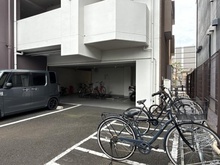 【神奈川県/厚木市水引】アトランティス本厚木II 駐輪場：左：駐車場