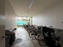【神奈川県/相模原市緑区橋本】ナイスアーバン橋本 駐輪場：右側自転車置場、左側バイク置場