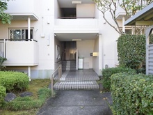 【東京都/町田市小山田桜台】ニュータウン小山田桜台2 29号棟 エントランス：中央右側：メールBOX