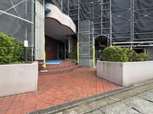 【神奈川県/綾瀬市蓼川】エミネンス相模大塚 アプローチ：※大規模修繕中