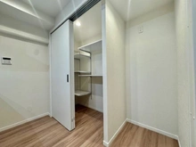 【神奈川県/横浜市西区宮ケ谷】三ツ沢ハイタウン 3号棟 収納：キッチン横パントリースペース