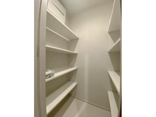 【神奈川県/横浜市神奈川区鶴屋町】THE YOKOHAMA FRONT TOWER 収納：シューズインクローゼット