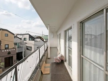 【神奈川県/横浜市神奈川区上反町】反町ステーションハイツ バルコニー：家具調度品は価格に含まれません