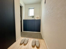 【神奈川県/横浜市港北区仲手原】妙蓮寺ビューハイツ 玄関：人感センサースイッチ/窓付き