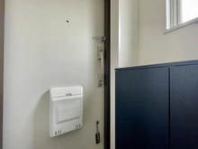 【神奈川県/横浜市港北区仲手原】妙蓮寺ビューハイツ 玄関：ダブルロック・メールボックス・窓付き