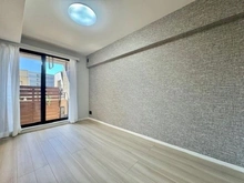 【神奈川県/横浜市神奈川区大口通】マイキャッスル大口駅前 洋室：約6帖
※家具・調度品等は販売価格に含まれておりません