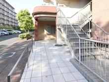 【神奈川県/横浜市港北区大豆戸町】グリーンコーポ大倉山 C棟 アプローチ
