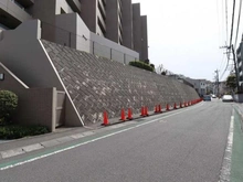 【神奈川県/川崎市宮前区犬蔵】アルスたまプラーザD.ヒルズ 前面道路：西側公道