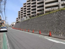【神奈川県/川崎市宮前区犬蔵】アルスたまプラーザD.ヒルズ 前面道路：西側公道