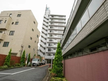 【神奈川県/横浜市神奈川区子安通】サンマリーナ新子安 外観：中央の白い建物