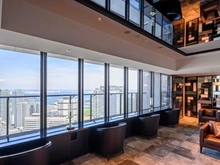 【神奈川県/横浜市神奈川区鶴屋町】THE YOKOHAMA FRONT TOWER 共用施設：ベイビューラウンジ