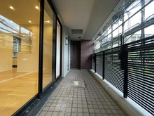 【神奈川県/横浜市西区紅葉ケ丘】横濱紅葉坂レジデンス 壱番館 バルコニー：大規模修繕工事中/LDとキッチンから出入り可能